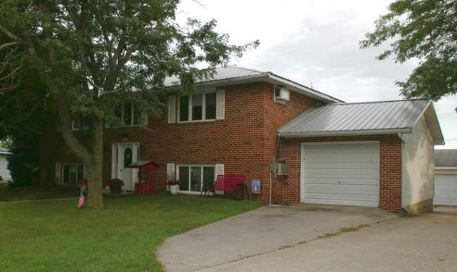 Building Photo - 161 Maple Dr