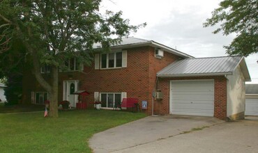 Building Photo - 161 Maple Dr
