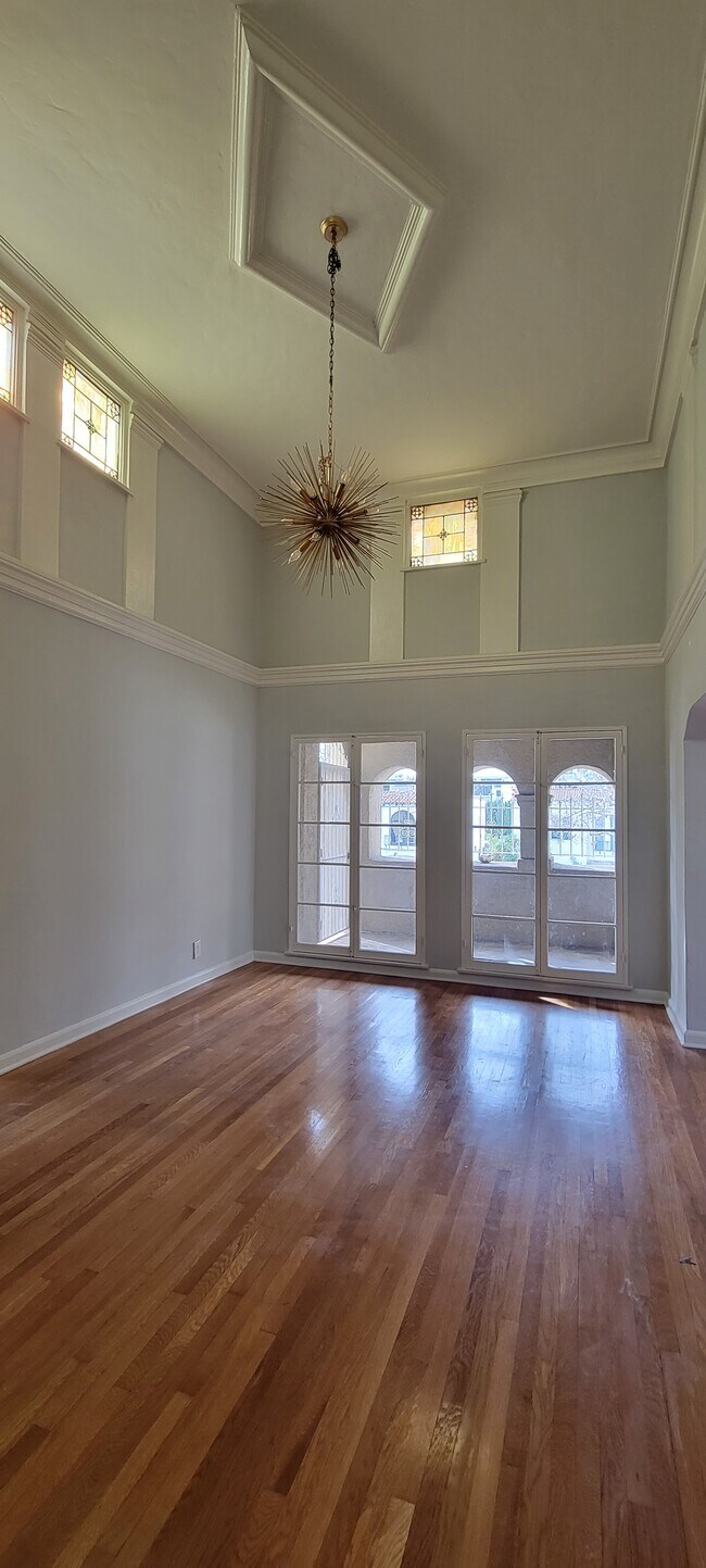 Comedor - 6201 W 6th St
