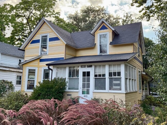 Building Photo - 603 S Batavia Ave