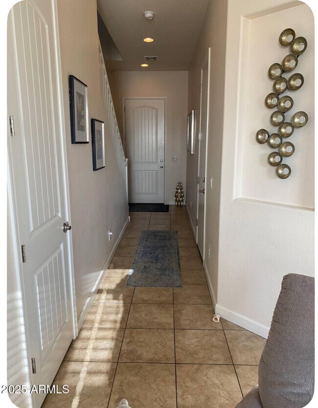 Building Photo - 1367 S Country Club Dr