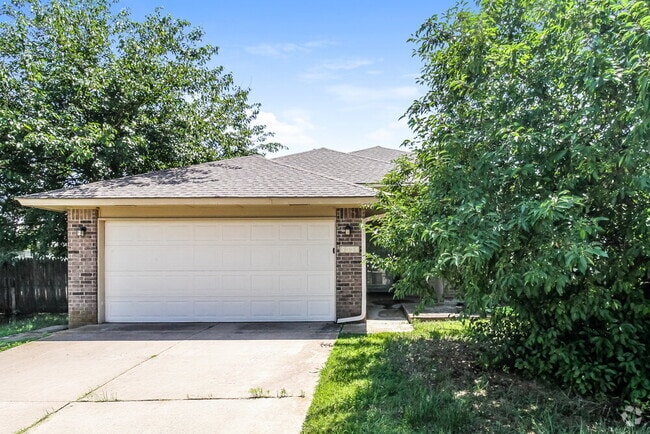 Building Photo - 6004 SE 82nd Cir