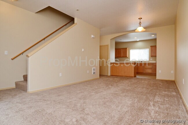 Building Photo - Welcoming SE Portland 3 Bedroom Townhouse In Powellhurst-Gilbert Neighborhood