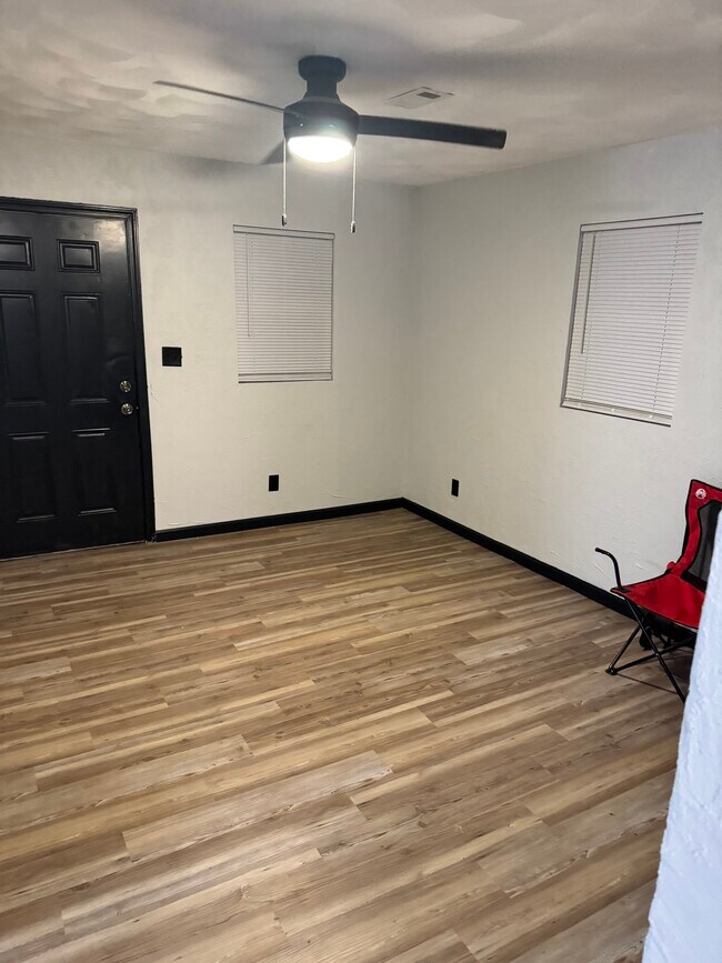 Foto del edificio - 5803 Russell Ave