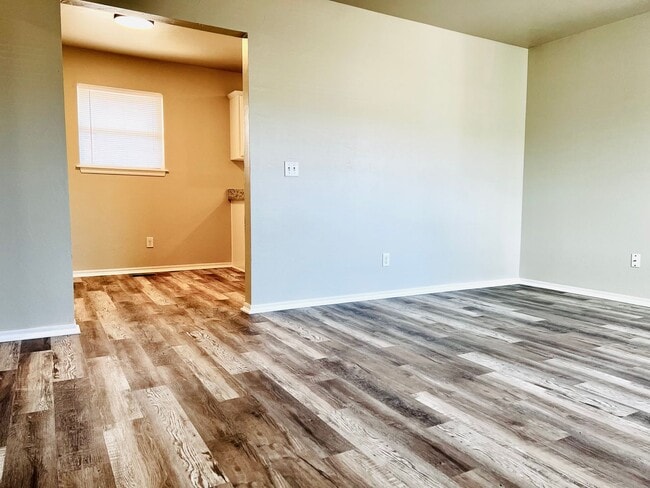 Building Photo - Updated 2BD 1BA Duplex in Yukon!!!