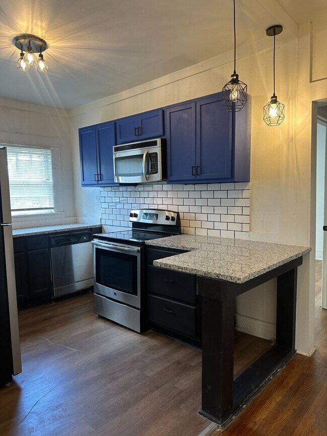 Foto del edificio - 1227 8th Ave W