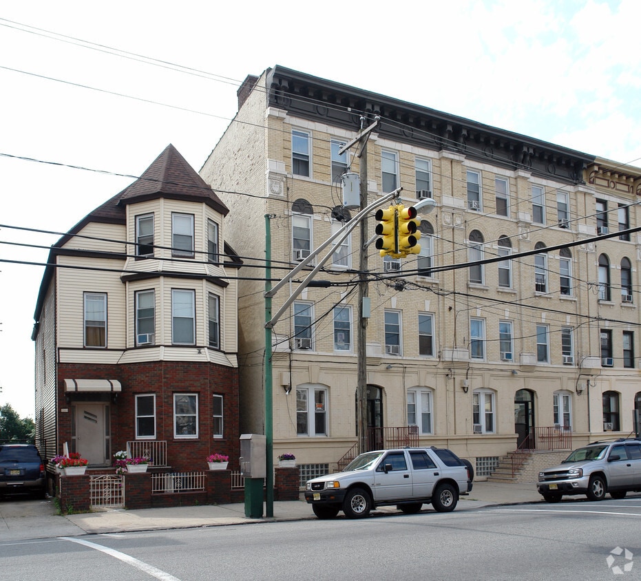 Primary Photo - 1312 Palisade Ave