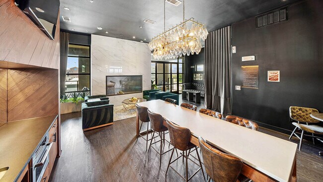 Salón para residentes con lujosos asientos, piso estilo madera y chimenea. - Griffis Oak Lawn