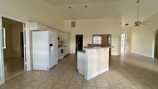 Building Photo - 2529 SW 11th Ct