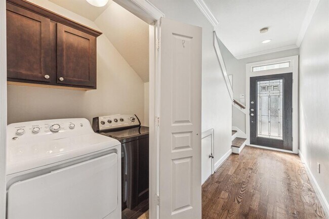 Building Photo - 415 W 27th St
