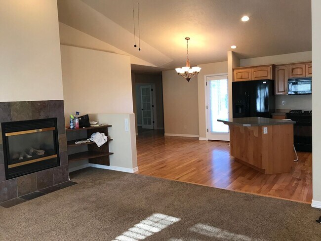 Foto del edificio - Single level home in Redmond with oversized garage and large yard!