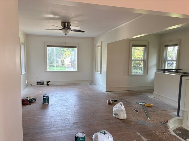 ¡Sala de estar en proceso de renovación! - 4232 Urbandale Ave