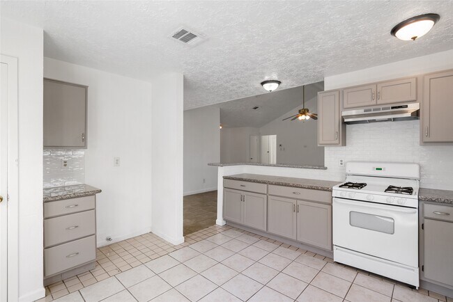 Building Photo - 1666 Meadow Green Dr