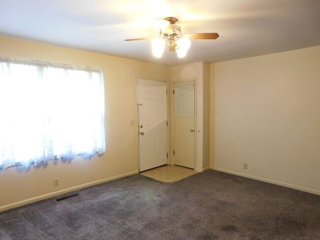 Building Photo - Very clean 2 bedroom/1 bath duplex in El D...