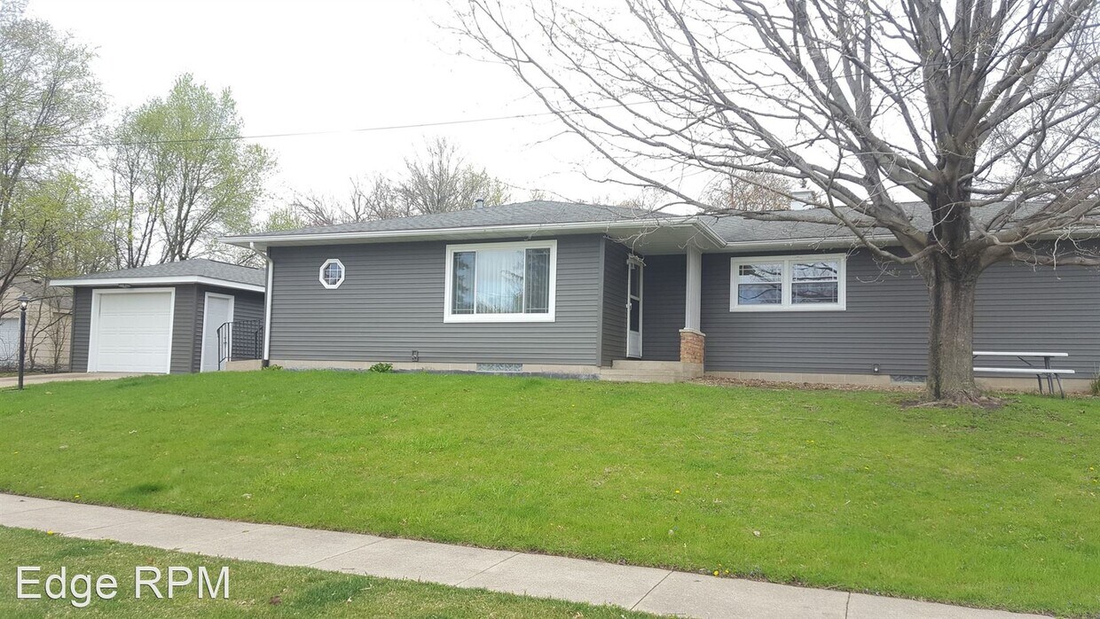 2 br, 1 bath House 3618 Dallas Drive House Rental in Cedar Falls