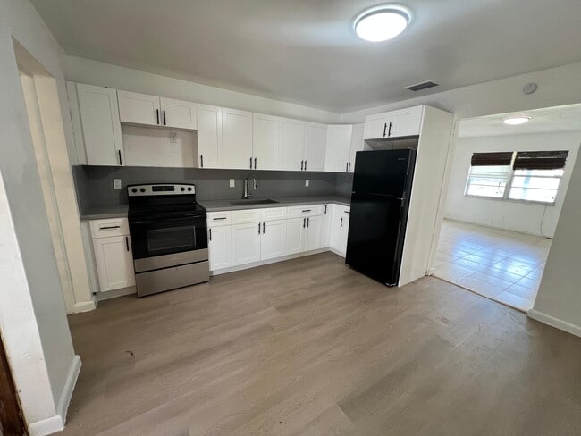 Foto del edificio - 3321-3321 Grove Rd