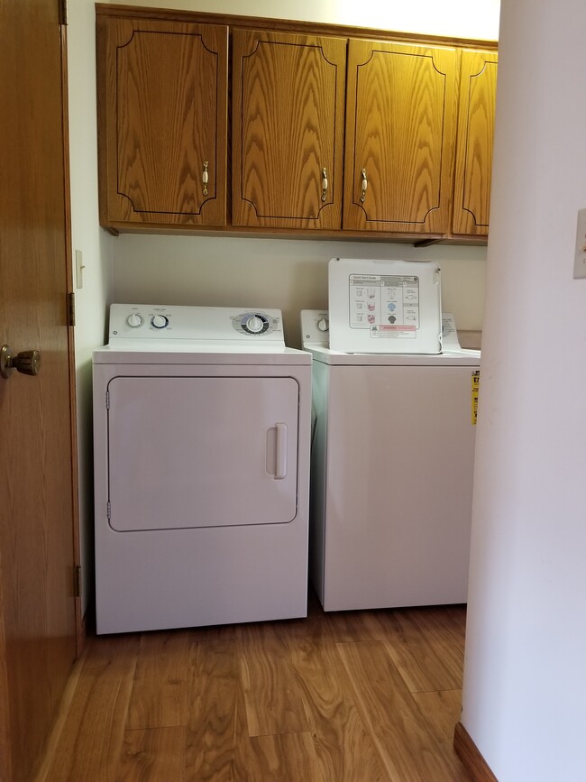 Laundry located to one side of galley kitchen - 923 Douglas St