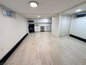 Building Photo - 36 Monroe St