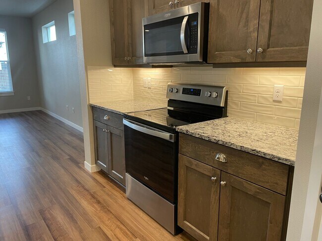 Foto del edificio - NEWLY BUILT 3 BED/2 BATH OPEN CONCEPT HOME...