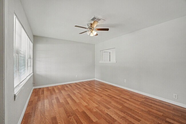 Foto del edificio - 8433 Woodlyn Rd