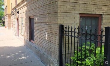 Building Photo - 2704 W Ainslie St