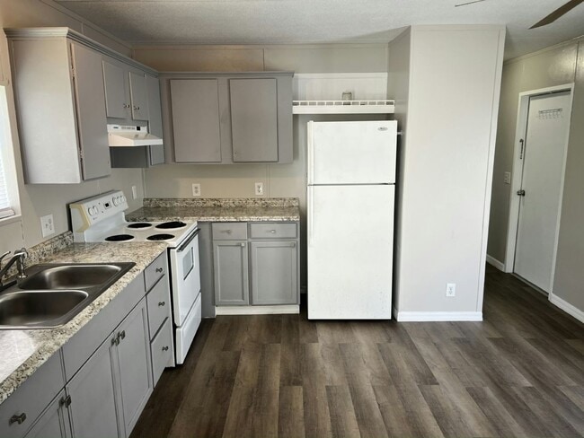 Building Photo - 84 Tower Manor Cir E