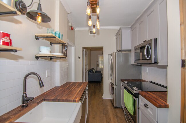 Building Photo - Melrose Landing Condo