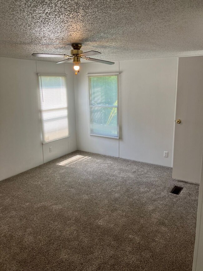 Building Photo - Tall Pine MHP Units 22-30