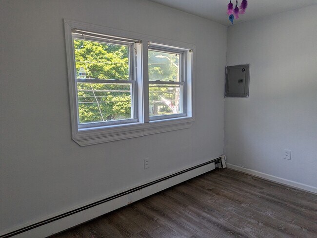 Foto del edificio - 581 Proctor Ave
