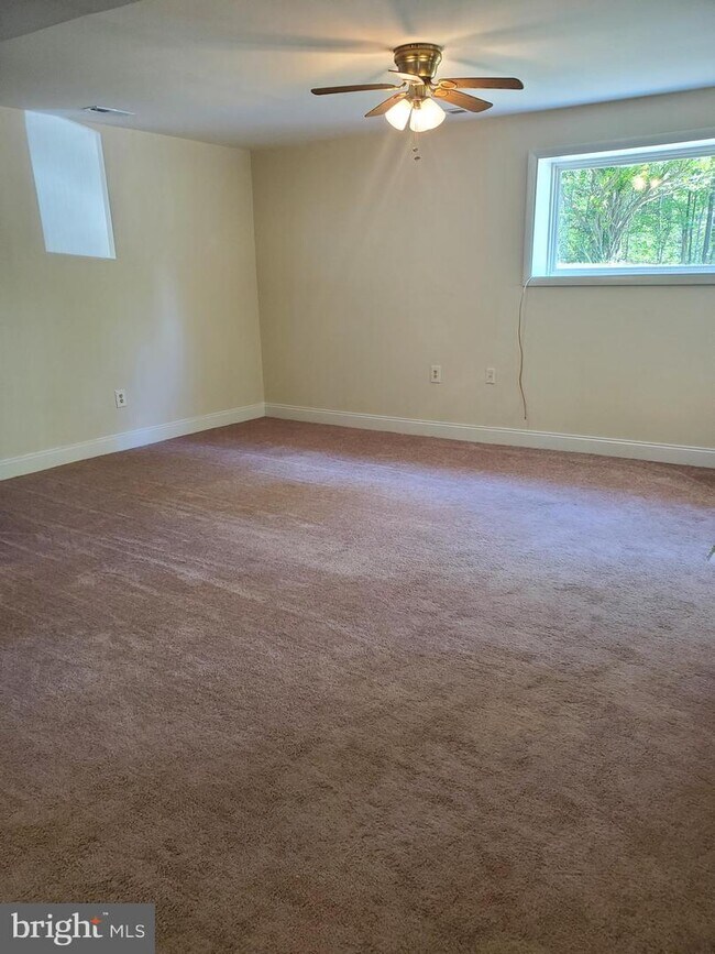 Building Photo - 990 Calvert Beach Rd