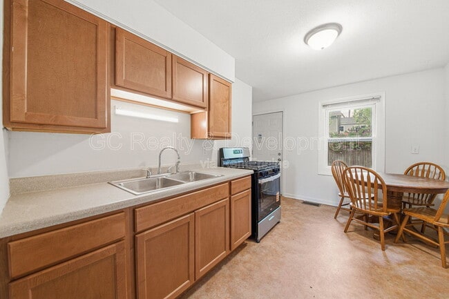 Building Photo - 913-913 3rd St