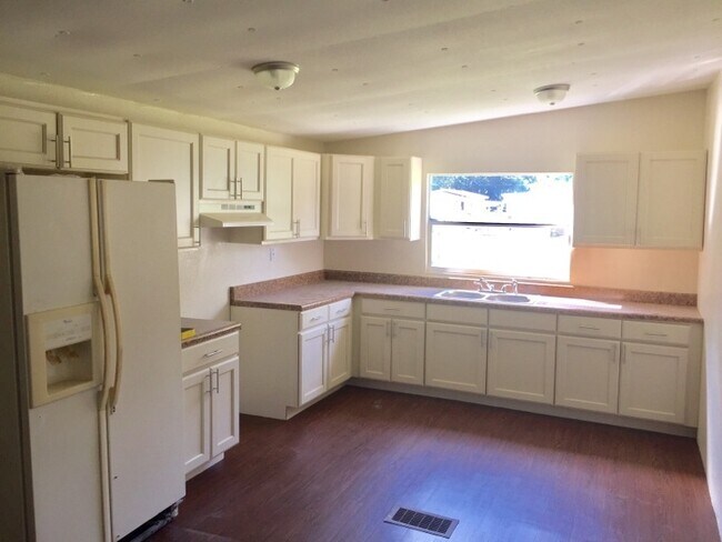 Building Photo - 5BR/2BA Double wide home on a LARGE lot!