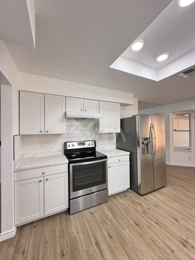 Building Photo - 209 High Oak
