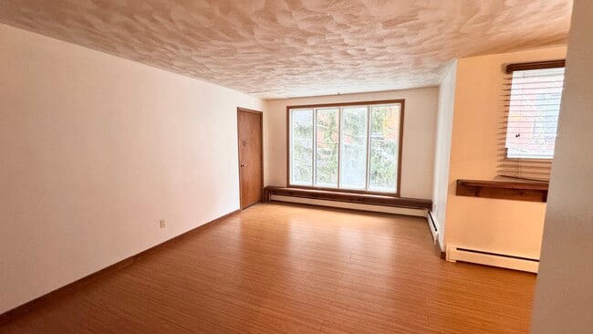 Building Photo - 11 Devitt Av S