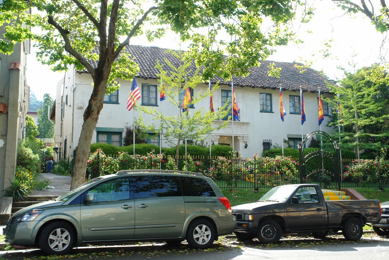 Primary Photo - 1727 Euclid Ave