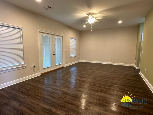 Building Photo - Stunning 3 Bedroom Home in East Navarre!