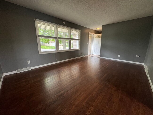Building Photo - MODERN OASIS ALERT: 3 Bed, 1 Bath Retreat!
