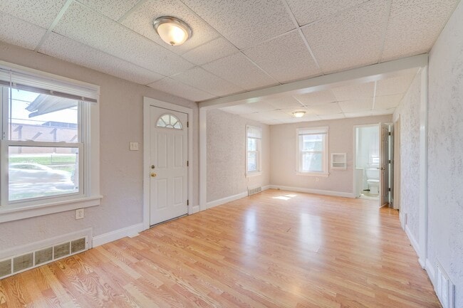 Building Photo - 1 Bedroom house in Overland!