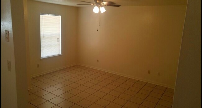 Building Photo - 713 San Saba Dr