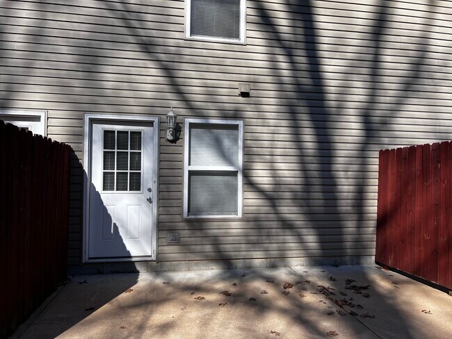 Foto del edificio - 2336 Elm Dr