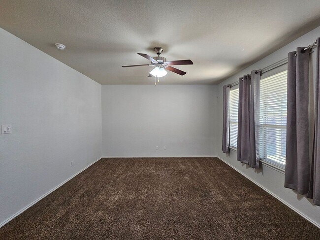 Foto del edificio - SECTION 8/HUD ACCEPTED - AVAILABLE NOW!