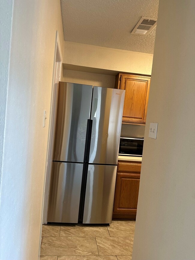 fridge/kitchen - 1909 Chasewood Cir