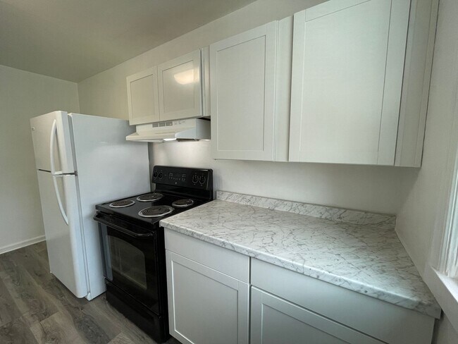 Building Photo - Charming Second Floor 1-Bedroom Close to Peninsula Park!