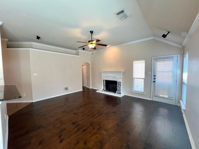 Foto del edificio - 15004 Waters Dr