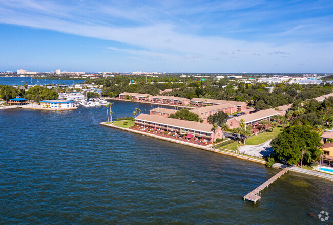 Carlton Arms of St. Petersburg Apartments - Saint Petersburg, FL