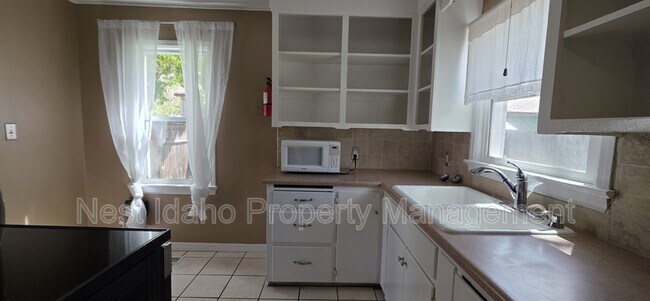 Building Photo - 1628 S Reinhart Dr