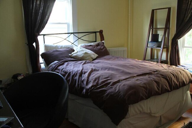 Building Photo - 3 BED/1.5 BATH BRIGHTON TOWNHOUSE FOR RENT...