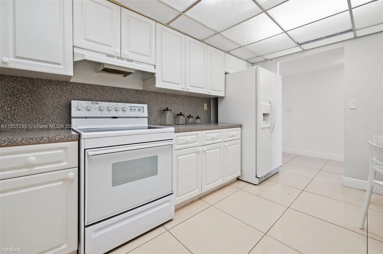 Foto principal - 3 br, 3 bath House - 1450 Brickell Bay Dr ...