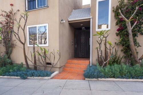 Building Photo - 2585 N Beachwood Dr