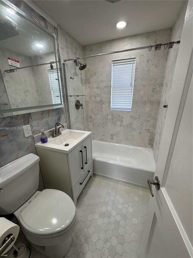 Foto del edificio - 51 Montilla Ave